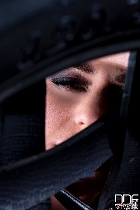 Cathy Heaven fa le sue buche in una scena fetish BDSM
