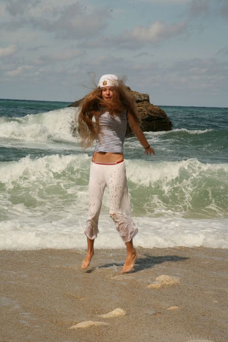 A adolescente magra Milena D remove sua lingerie e posa nua na praia
