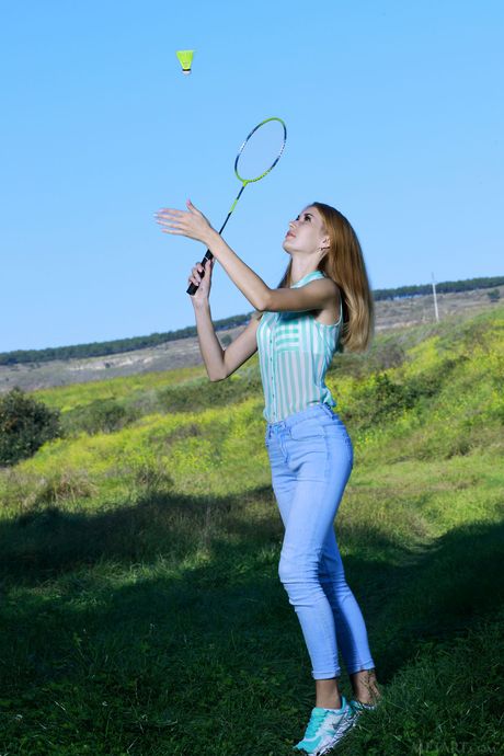 Perfekt tenåring Aileen blir naken på plenen og presenterer sin barberte fitte
