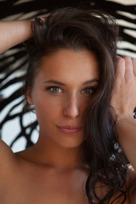 Mørkhåret tenåring Diana G fjerner undertøy før hun fingrer fitta på en sofa
