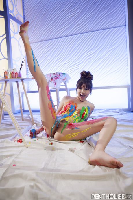 몸집이 작은 아티스트 샤일라 제닝스가 벗고 자연스러운 가슴과 엉덩이를 보여줍니다.
