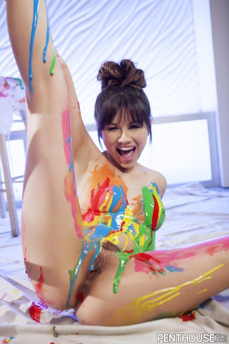 身材娇小的艺术家 Shyla Jennings 脱衣展示她的天然乳房和臀部
