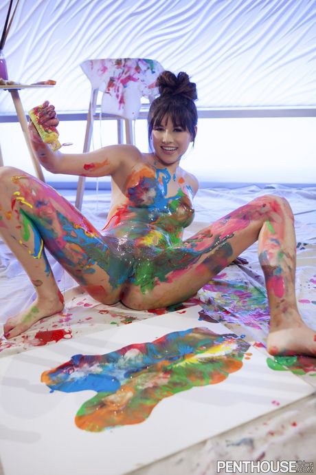 La piccola artista Shyla Jennings spinge e mostra le sue tette e il culo naturali
