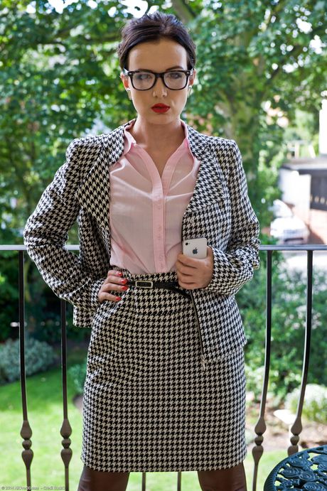 Blonde MILF Faye X shows off her big ass & her hot feet in stockings