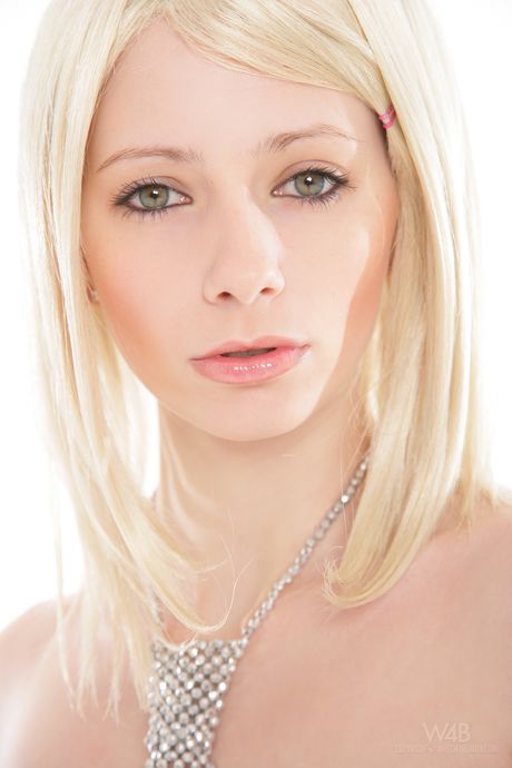 A beleza loira Leia remove um laço e uniforme para ficar nu em um solo
