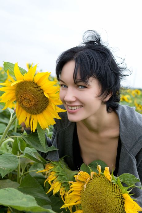 Svelte teen loreen en strimler og poserer nøgen i haven
