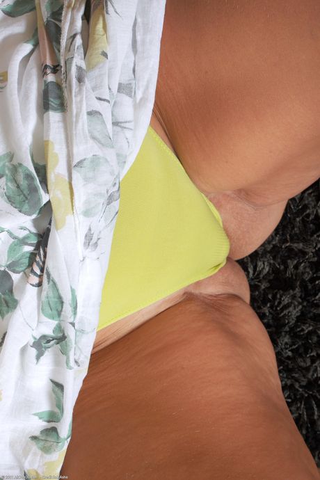 Rijpe blonde samantha t toont haar grote juggs en verspreidt haar kutje
