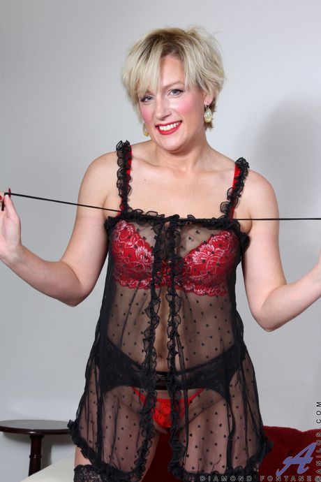 Blonde amateur Diamond Fontane masturbates with a vibrator in stockings