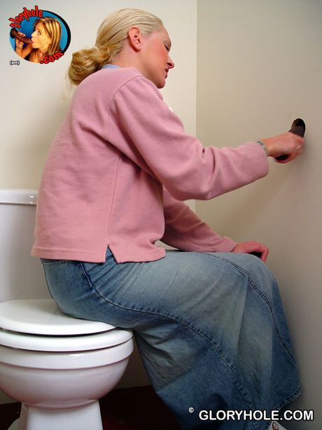 金髪美女ジェイミーが公衆トイレでグローリーホール越しにBBCをフェラ＆ファック
