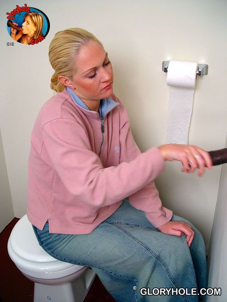 Blonde babe Jamie suger og knepper en BBC gennem et gloryhole i et offentligt toilettet
