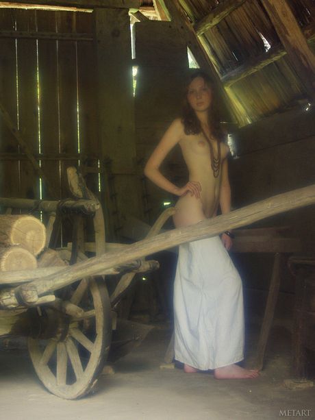 Ukrainska brud Katya B belyser sina stora tuttar och poserar nakna utomhus
