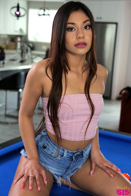 Asian teens Lulu Chu & Xxlayna Marie have a threes