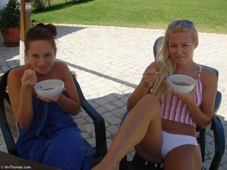 Heta tonåringar gina b & persikor en lek med en dildo i badrummet
