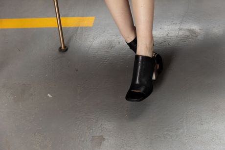 诱人少女乔莉-布特在商店脱光后用手指触摸自己的阴部
