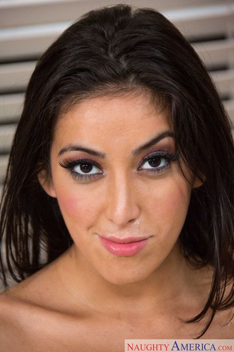 Latina Milf Kimberly Gates dá um boquete e é batida
