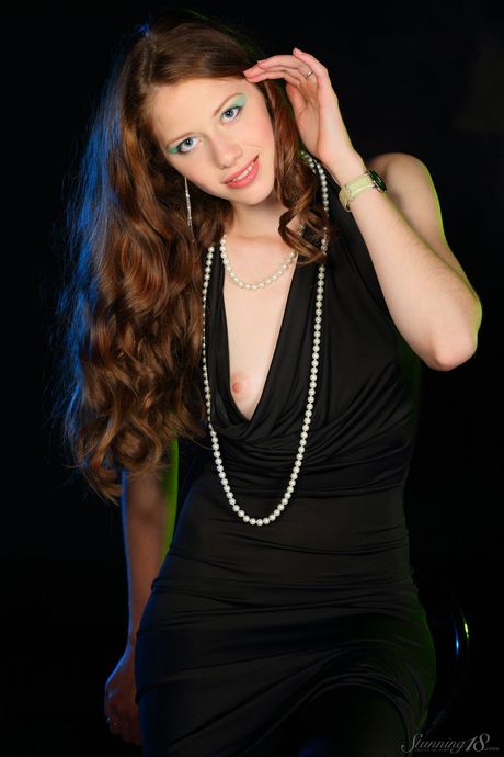 Buena adolescente Nicole se quita todo con confianza
