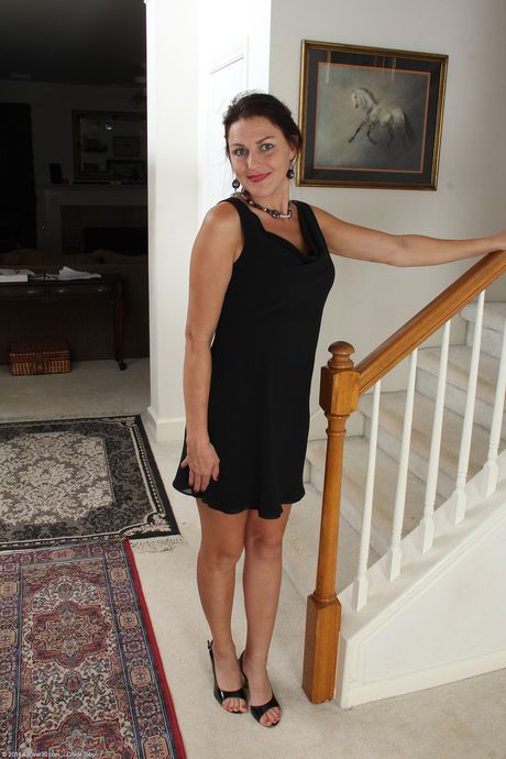 Femme mature Joana Jakes montre sa chatte velue après être nue
