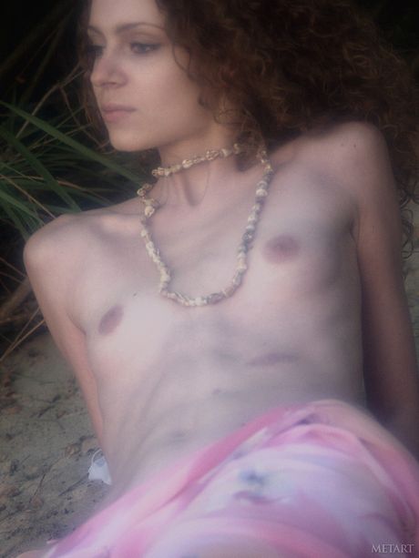 Le ragazze adolescenti magre in posa nuda sulla spiaggia e mostrano i loro buchi
