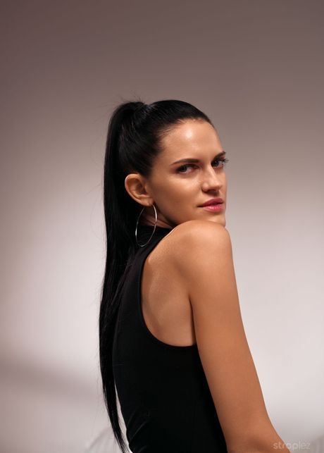 Bruna lesbica Usha si lecca la figa e scopata con uno strapon