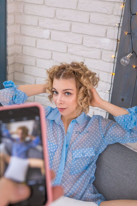 身材苗条的少女伊娃-塔利（Eva Tali）一边摆出裸体姿势一边自拍
