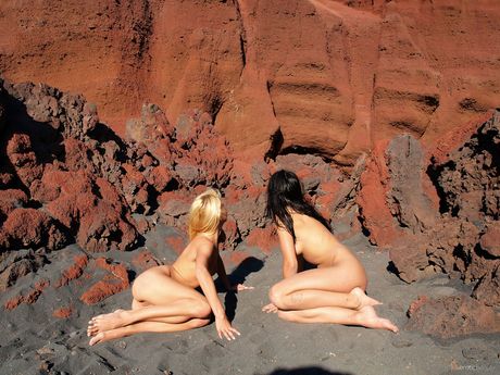 迷人的女同性恋 Jana C 和 Judit 在森林中炫耀她们美丽的身体
