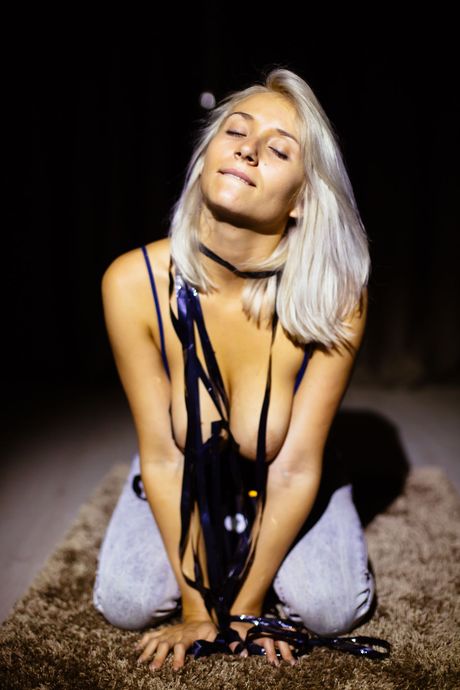 La bionda sexy Isabella d espone le sue grandi tette e dita la sua figa in un assolo
