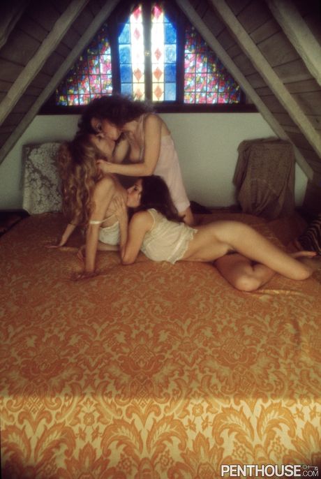 Sexy blonde en brunette lesbiennes likken en spelen elkaars kutjes
