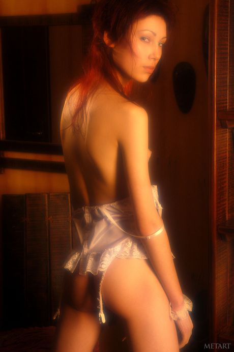 Ukrainsk modell Erika C blir naken i et par sokker og hæler
