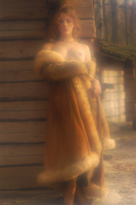 Russische dame inna q wordt naakt in een paar zwarte laarzen
