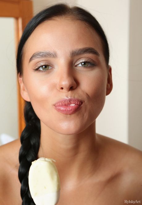 Petite Teen Venezia Lei viser frem sin vakre kropp i naken
