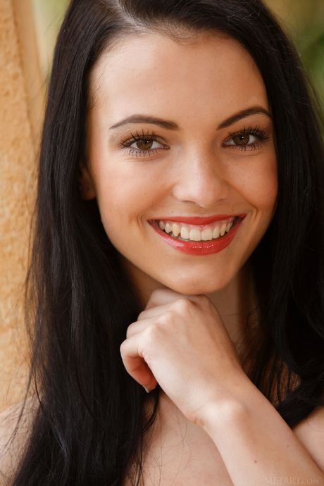 Smukła nastolatka Sapphira A pokazuje swoją przebite cipkę
