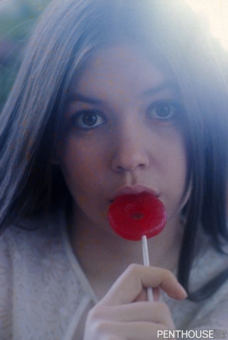 Bruna sexy Susan Johnson mostra il suo culo perfetto e le dita la sua fica pelosa
