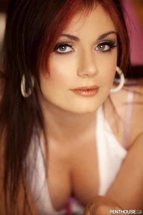 Redheaded pornstar Alexis Blaze gets her pussy plugged hard