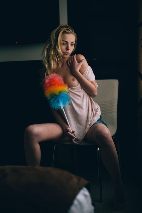 금발의 십대 밀라가 주방 카운터에서 모든 것을 벗는다.
