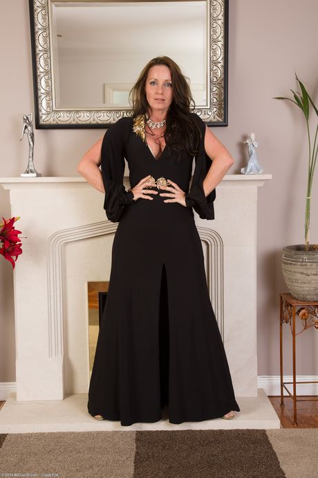 Hot mature Marlyn Lindsay strips and spreads her pussy in a solo