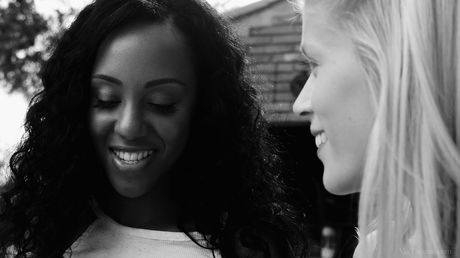 La leche de gato dulce y noe está teniendo un sexo lesbiano apasionado en la cama
