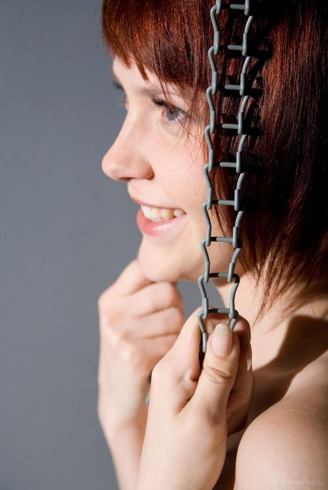 Anelie russe russe A montre ses minuscules seins et sa chatte velue en bottes
