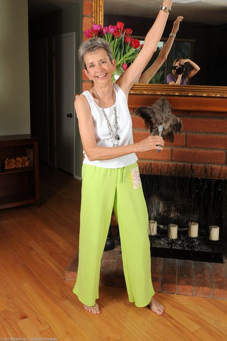 Short-haired granny Cassie shows her big ass and spreads her hairy cunt