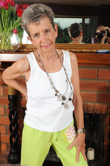 Short-haired granny Cassie shows her big ass and spreads her hairy cunt