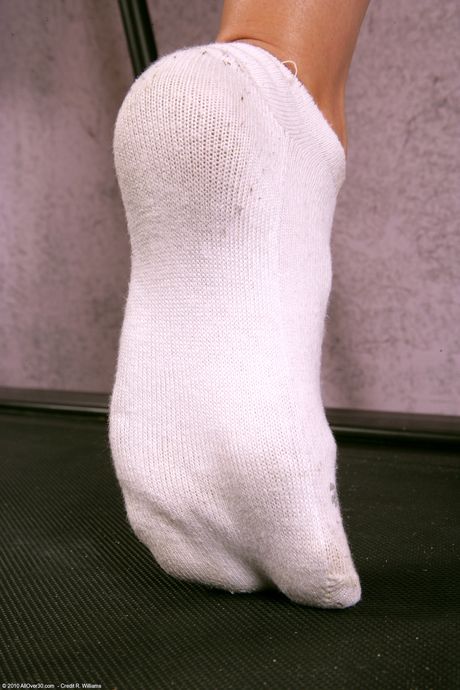 Mature amateur Natalia shows off her big ass & her hot feet in a solo