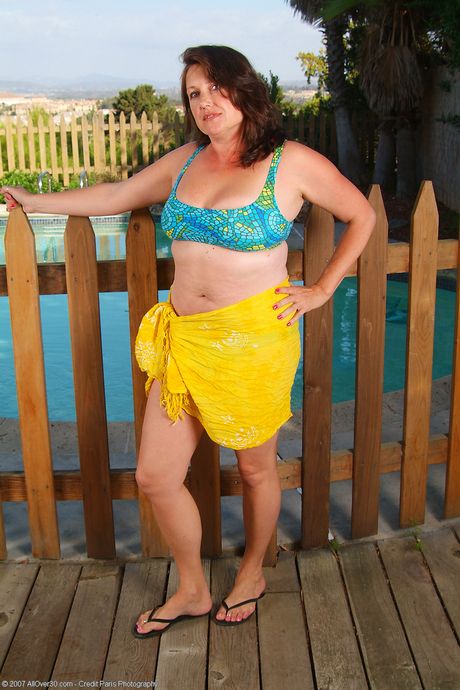 Chubby amateur Marishka shows her big ass and toes in a solo