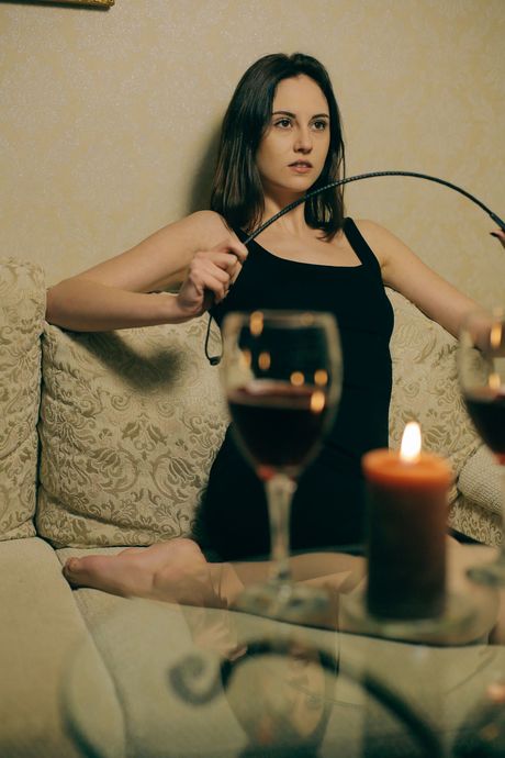 Die schlanke Teen -Sade -Stute nimmt eine Reiternte zu ihrem nackten Körper, nachdem sie aufgestanden war
