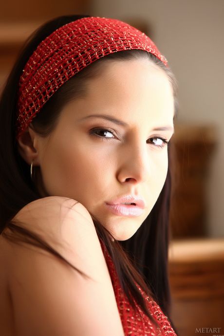 Delicate Teen Monika Vesela demonstreert haar grote tieten en kale kutje in het naakt
