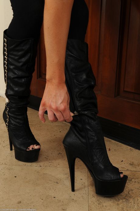 Busty Milf Carolyn Reese obnosi się z wielkimi cyckami i gorącym tyłkiem w butach
