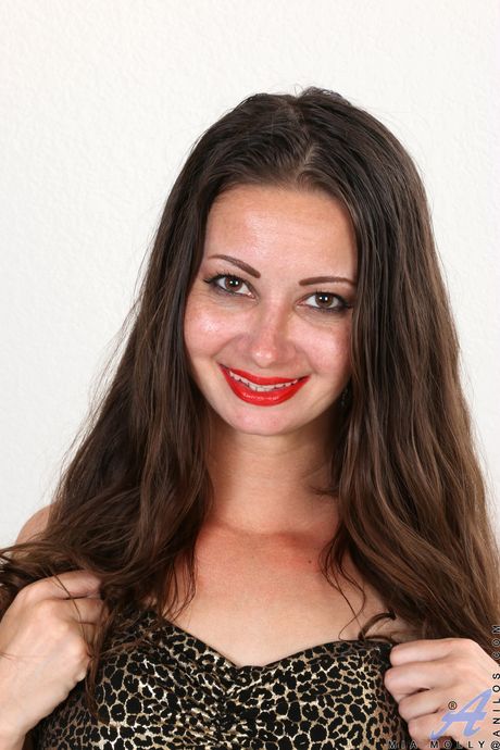 Sexy MILF Mia Molly shows her big ass and fingers her pussy