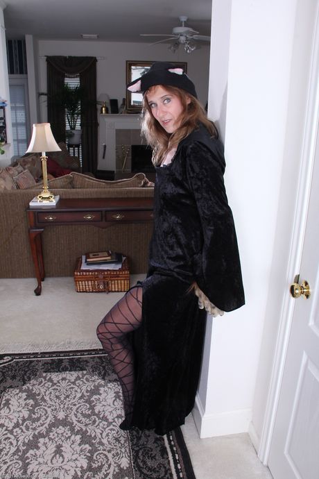 Redheaded MILF Jay Dee strips and rubs her mature pussy in a solo