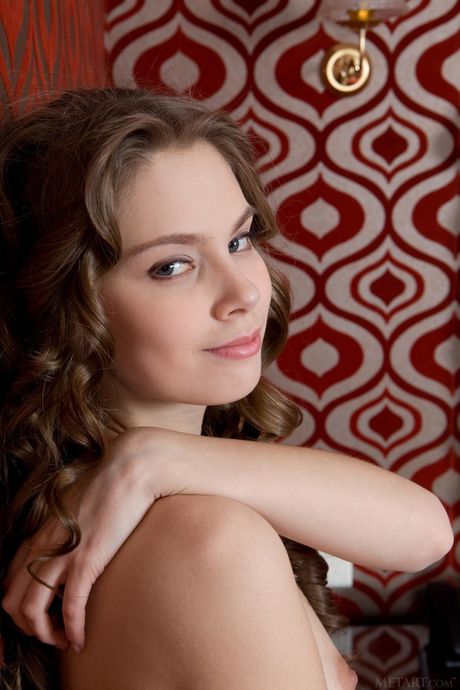 身材苗条的少女 Kristel A 穿着丝袜和吊袜带，展示毛茸茸的阴部
