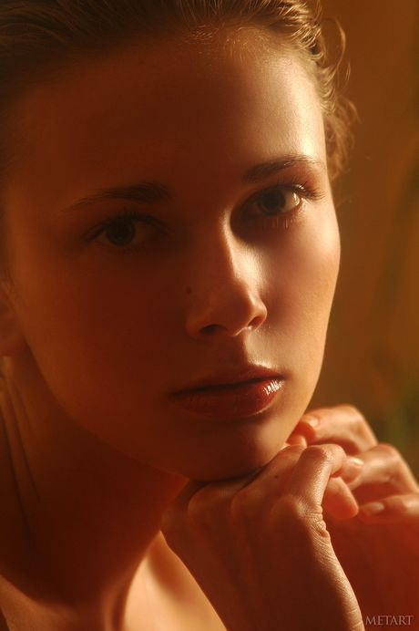 Ukrainska härliga Olya M tar bort hennes underkläder för att posera naken i strumpor
