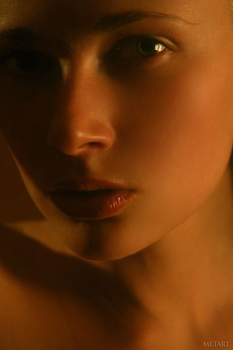 A adorável Olya M ucraniana remove sua lingerie para posar nu em meias
