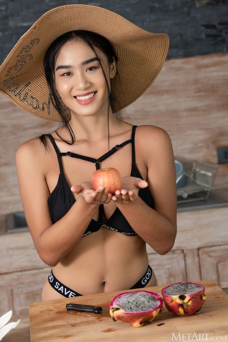 Kahlisa removes her bikini and poses nude in the pool